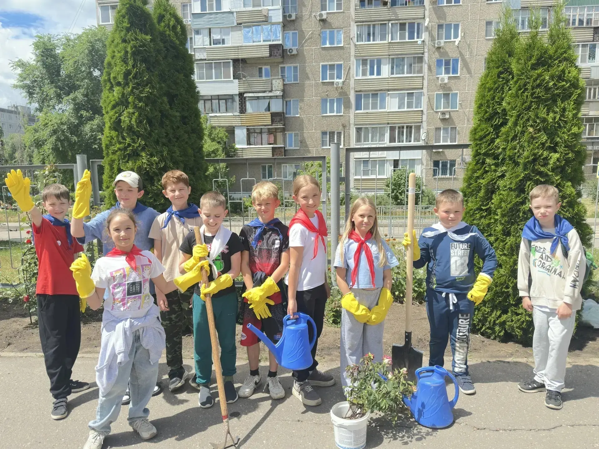Радость труда. День цветов

В нашем пришкольном лагере «Муравейник» был объявлен  «День цветов». Мер