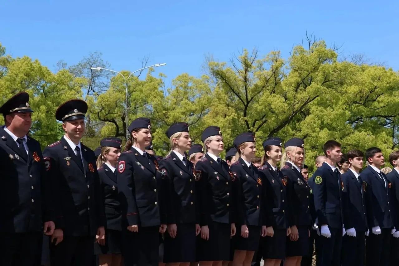 🇷🇺 Торжественный марш в Сочи: память о Великой Победе живет в сердцах поколений! 🇷🇺  📍 7 мая молодёж
