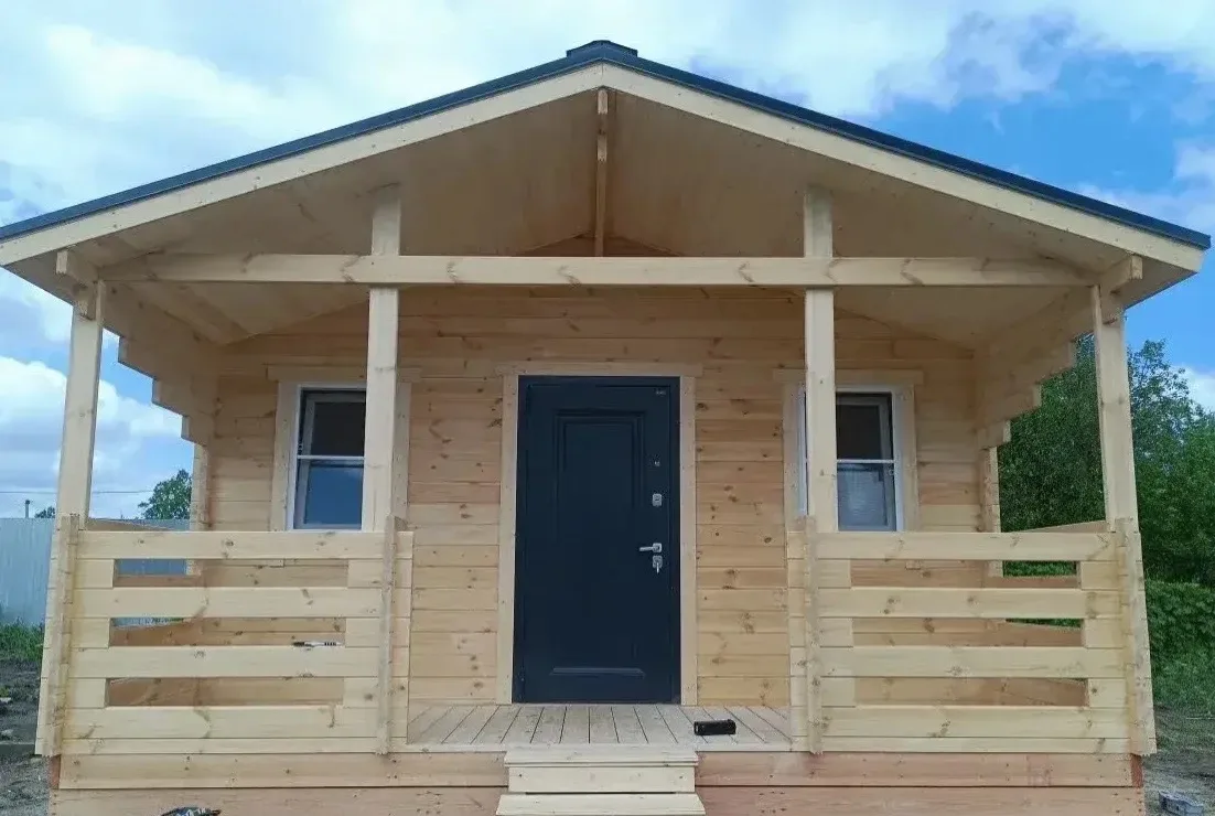 🏠 Домик с терассой 5х8 (40м2) 

Комплектация: 
✅ 45х145мм минибрус. 
✅ Полы (OSB) 
✅ ПВХ окна. 
✅ Н