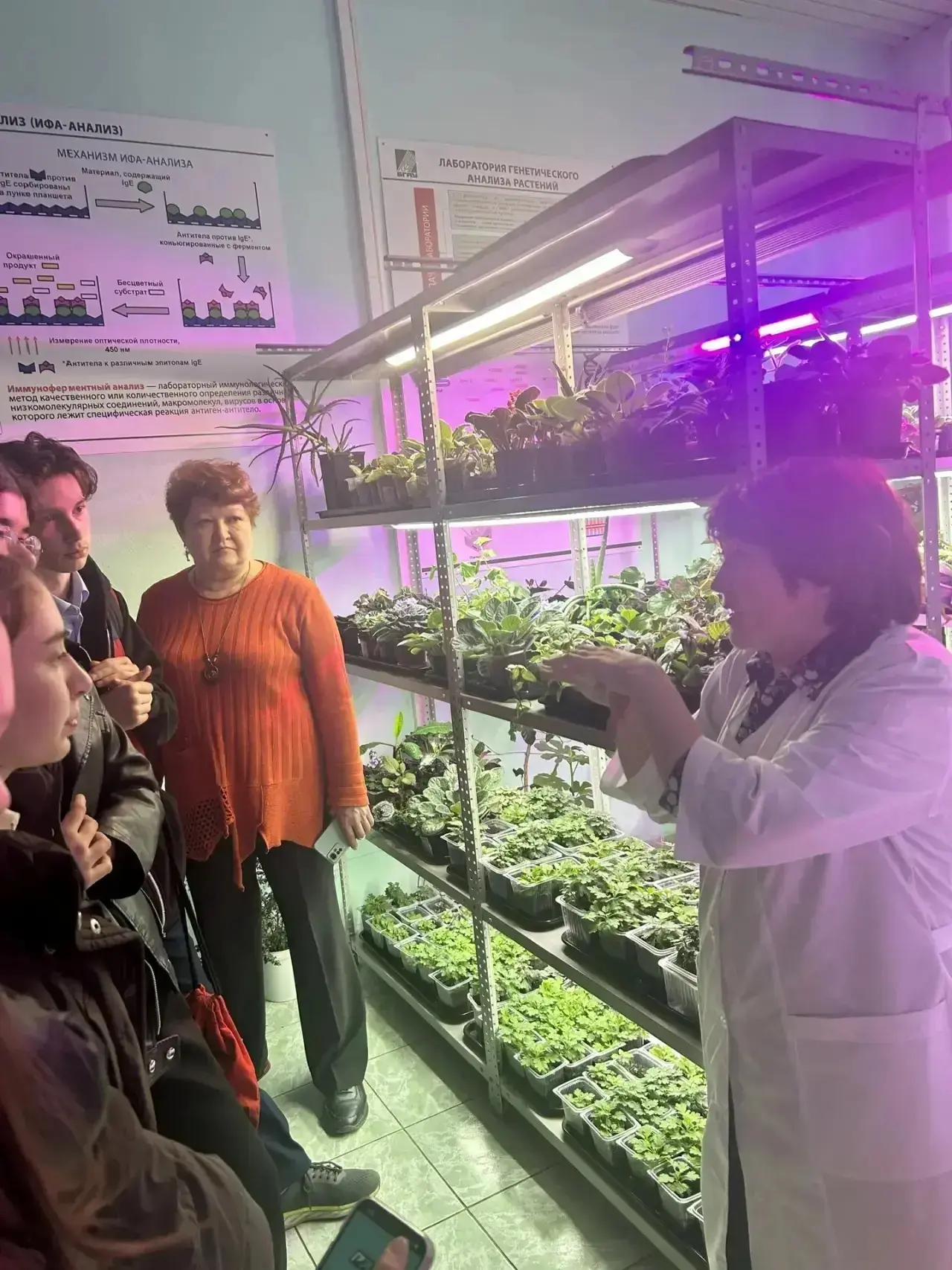 🚜🌱 10Б в Аграрном: от симулятора комбайна до клонирования растений!  9 апреля наш 10Б класс с голово