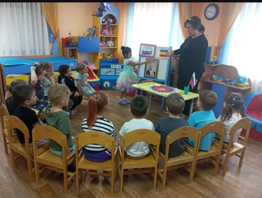 #дошкольноеобразование_мбдоу4_улыбка.
Занятие в средней группе посвященное Дню России направлено на 