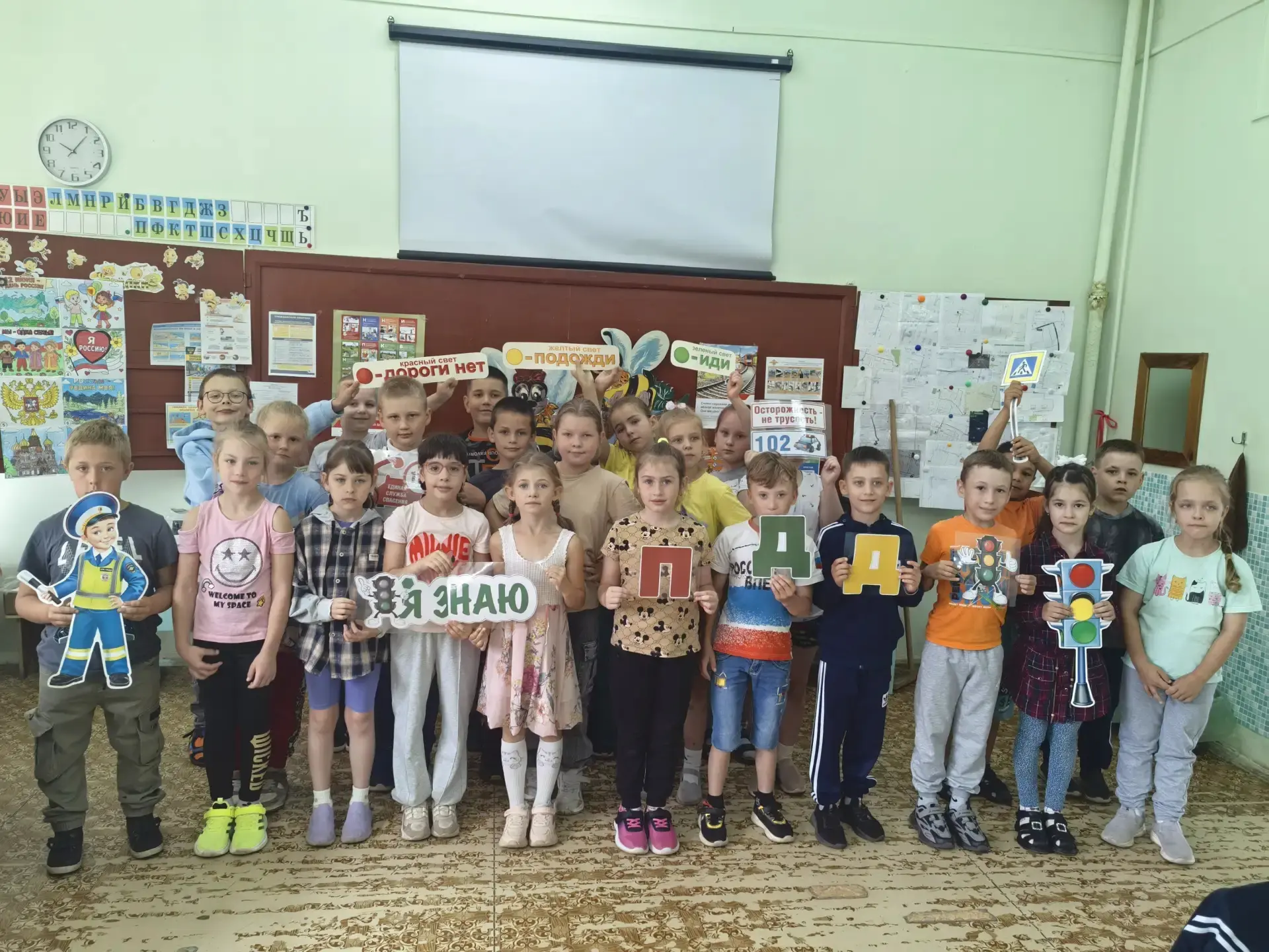 В отряде '"Пчелки" дети активно приняли участи в викторине " Детям знать положено", Отвечали на вопр