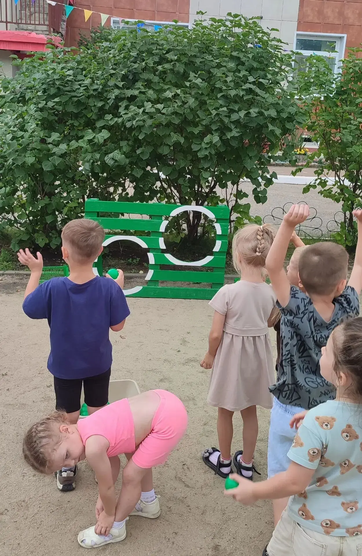 Сегодня третий день тематической разноцветной  недели в средней группе "Ромашки" начался с отработки