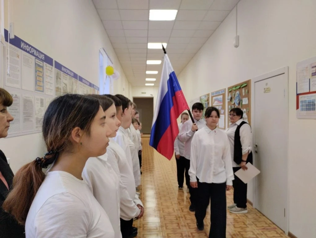 🇷🇺 Новая учебная неделя в нашей школе началась с традиционной линейки с выносом флага и исполнение