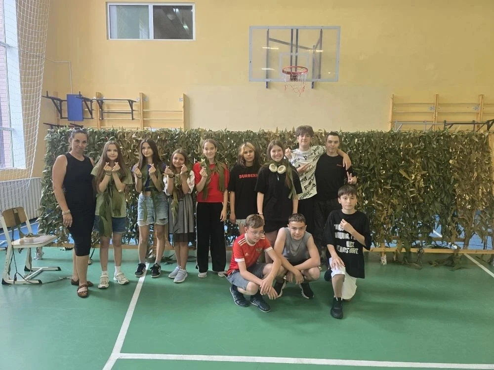 Наши вожатые решили внести свой вклад в важное и нужное дело. В школе организовано плетение маскиров