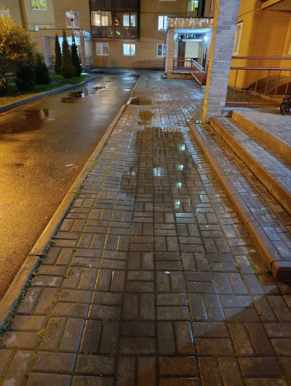С наступлением морозов и риска гололёда прошу устранить дефект плиточного покрытия возл...