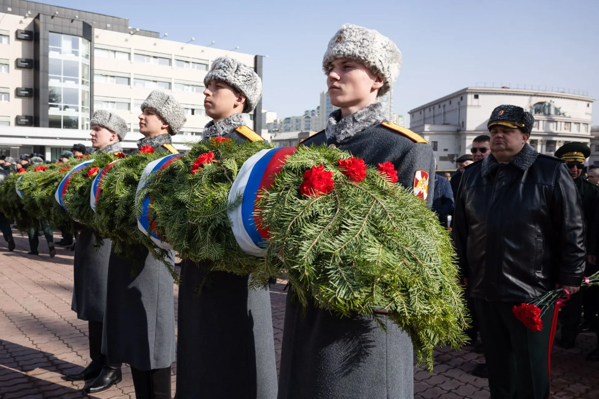 У мемориала «Чёрный тюльпан» прошло торжественное мероприятие в честь 10-летия образования Федеральн