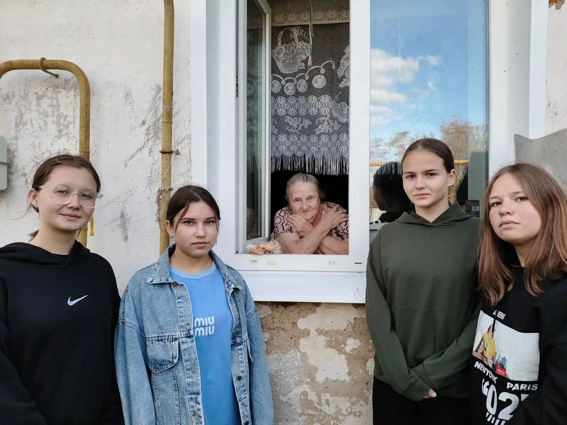 Ученики Синегубовской школы в преддверии Дня пожилого человека, подготовили открытки и ...
