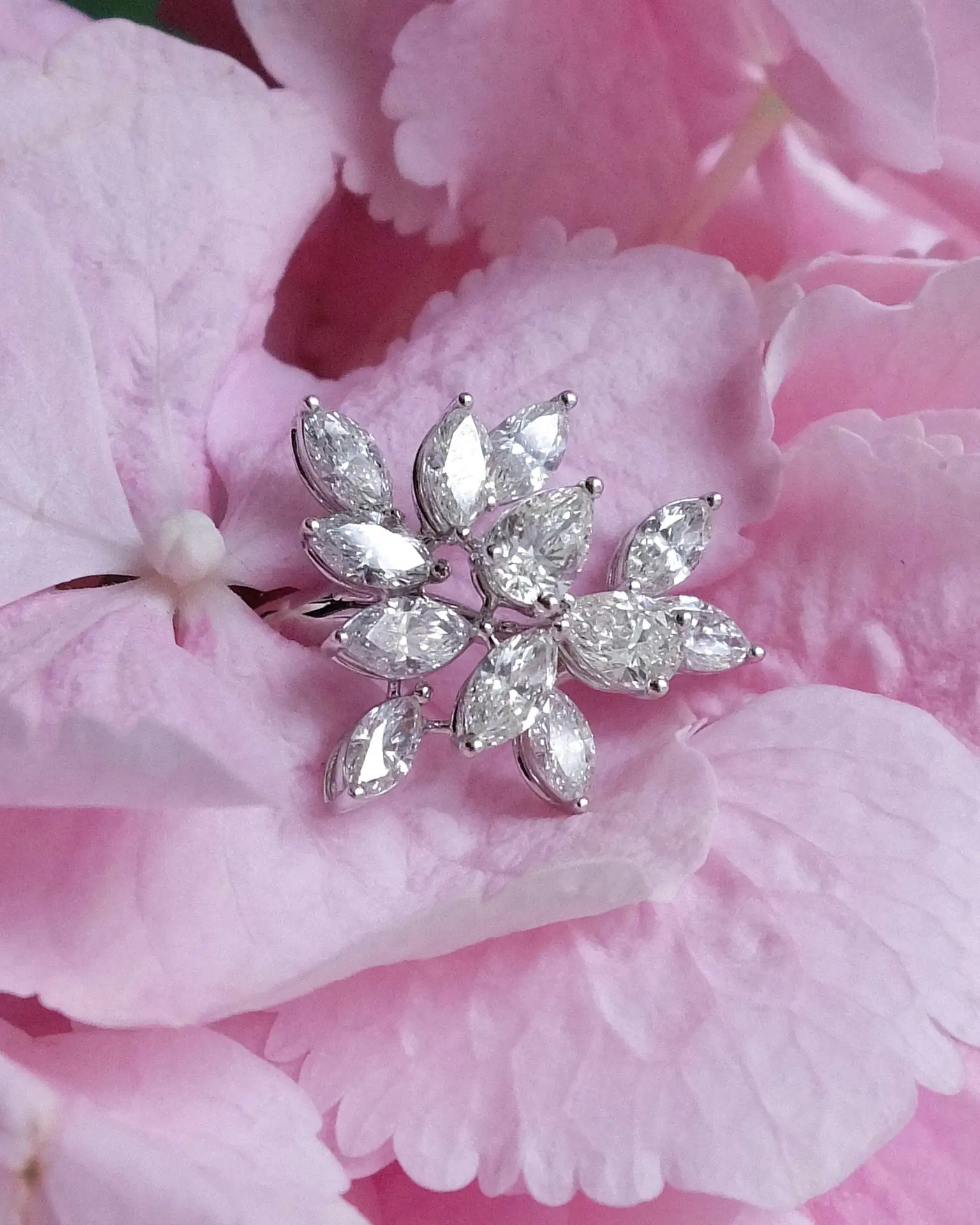Кольцо с бриллиантами
3,13 ct 😍

Характеристики:
✨ Металл: Белое золото, 750 проба
✨ Вес: 6,68 г
✨ 