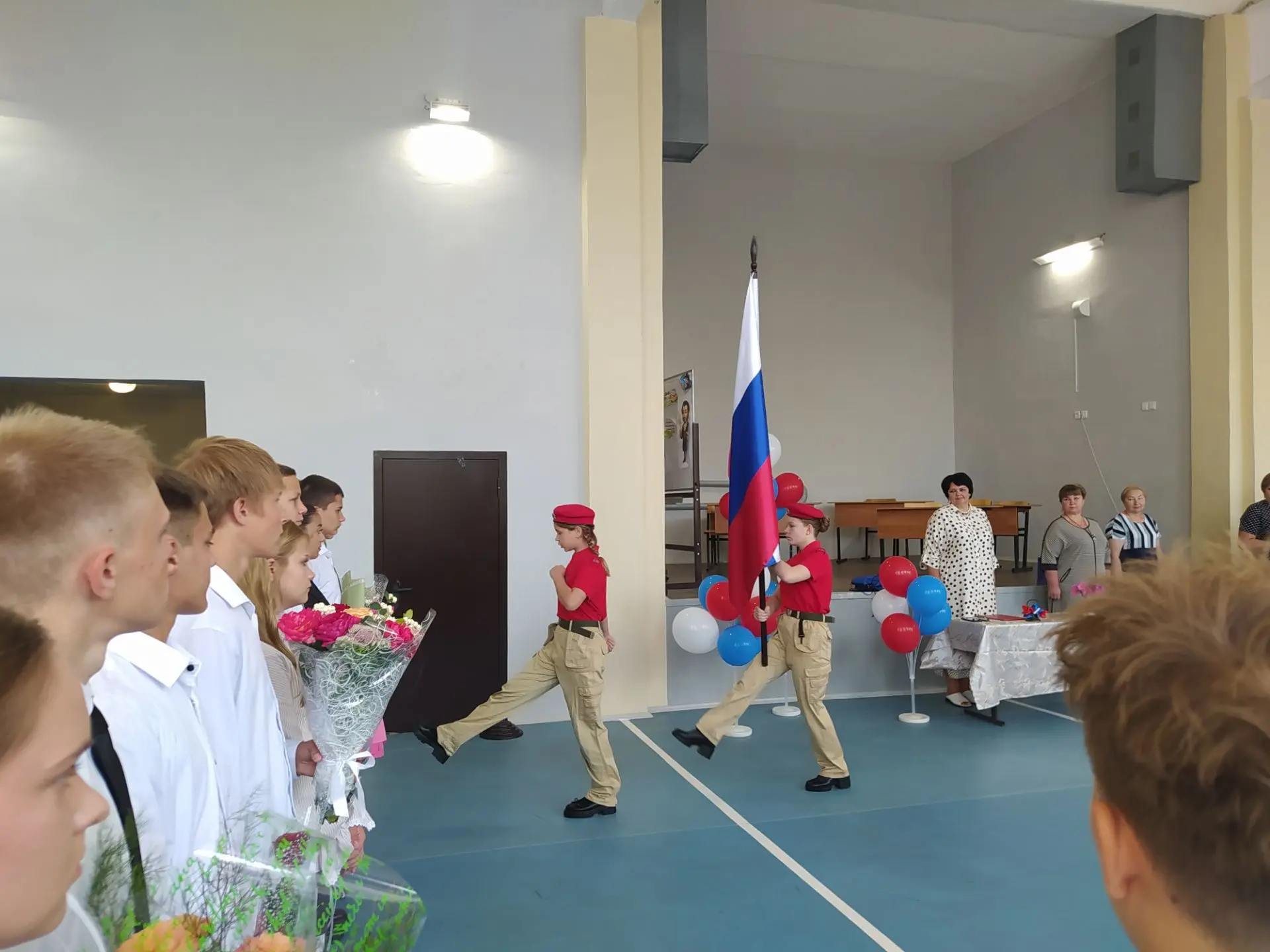 🔔Сегодня школьный двор снова наполнился шумом, смехом и ароматом осенних цветов 💐— в ...