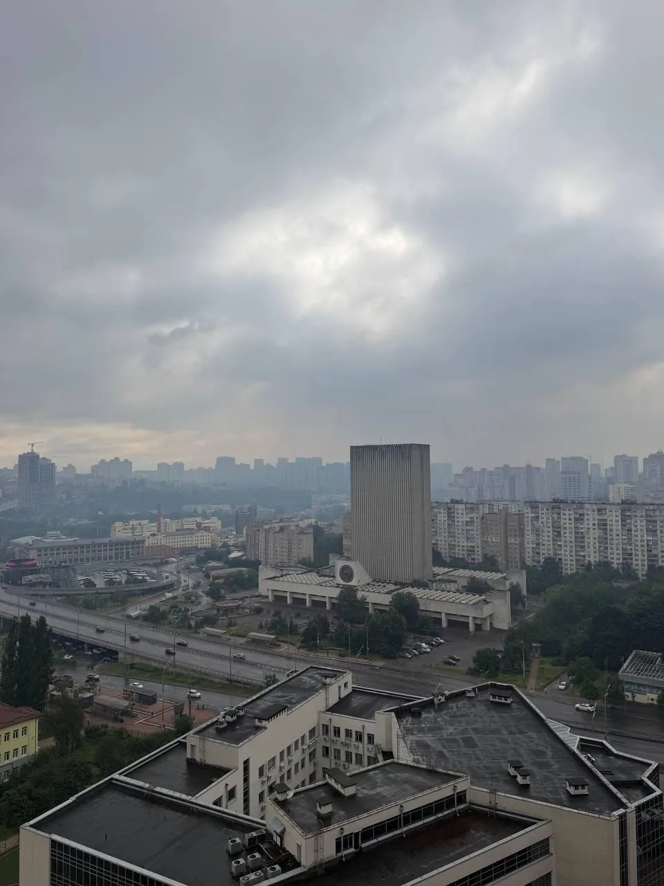 Жители некоторых районов Киева жалуются на дым и едкий запах, пишут СМИ.