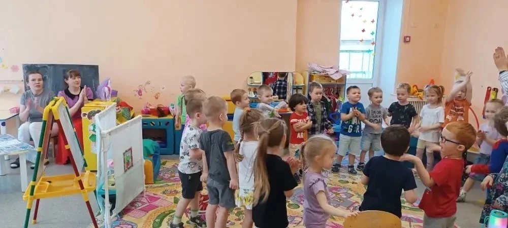В рамках дня «Открытых дверей» в группе «Колокольчик» ребята познакомились с матрешкой и ее сестричк