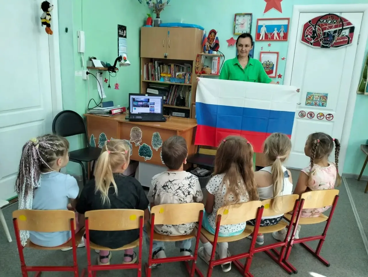 В преддверии Дня государственного флага России в подготовительной группе  ребята посмот...