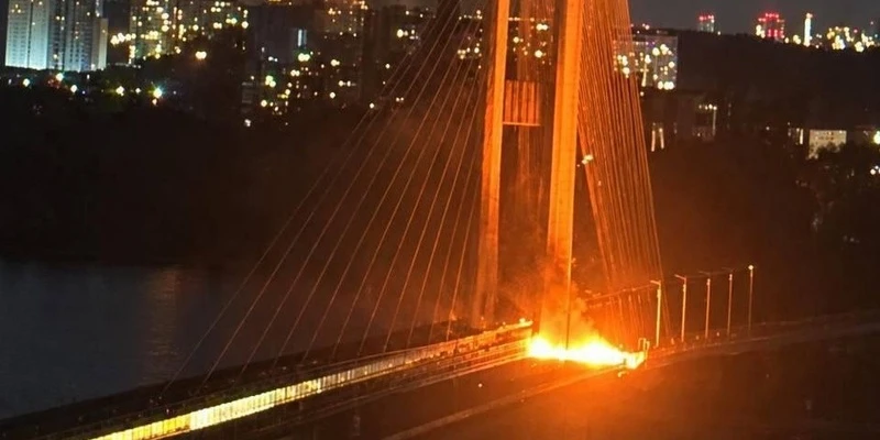 В Киеве перекрыли движение по трем мостам через Днепр