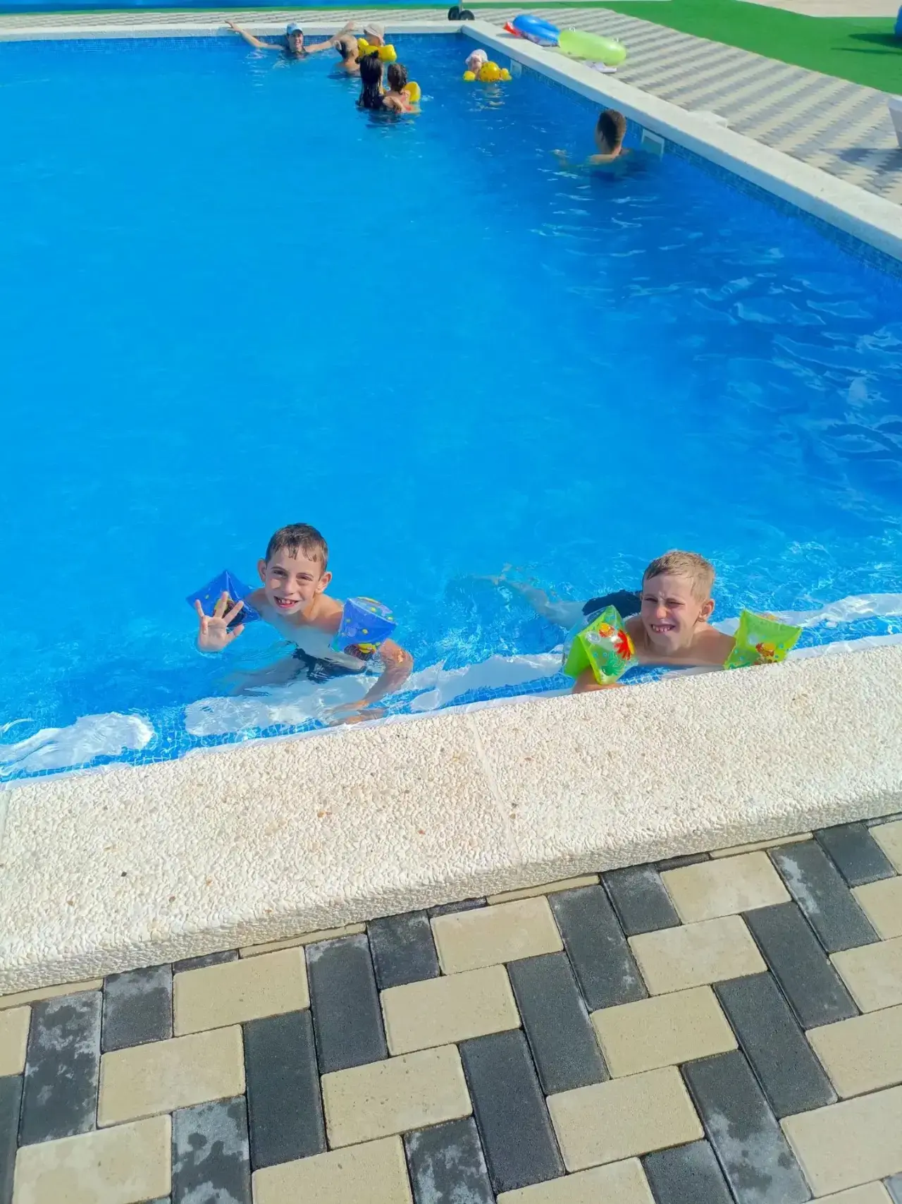 ☀️Мое яркое лето☀️

Вот так я, Артем Стадниченко, и мой брат, Дима Стадниченко, проводим летние кани