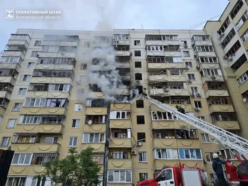 В Белгороде четыре человека пострадали из-за атаки беспилотника ВСУ на многоквартирный дом  На место