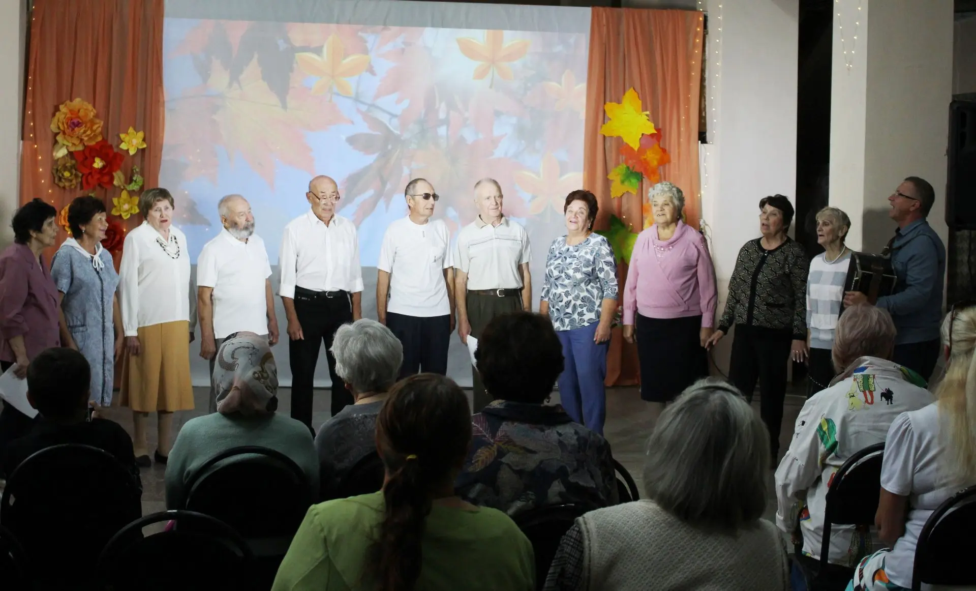 🎶🍁«Осенний марафон»: в Доме культуры химиков состоялся душевный вечер отдыха для стар...