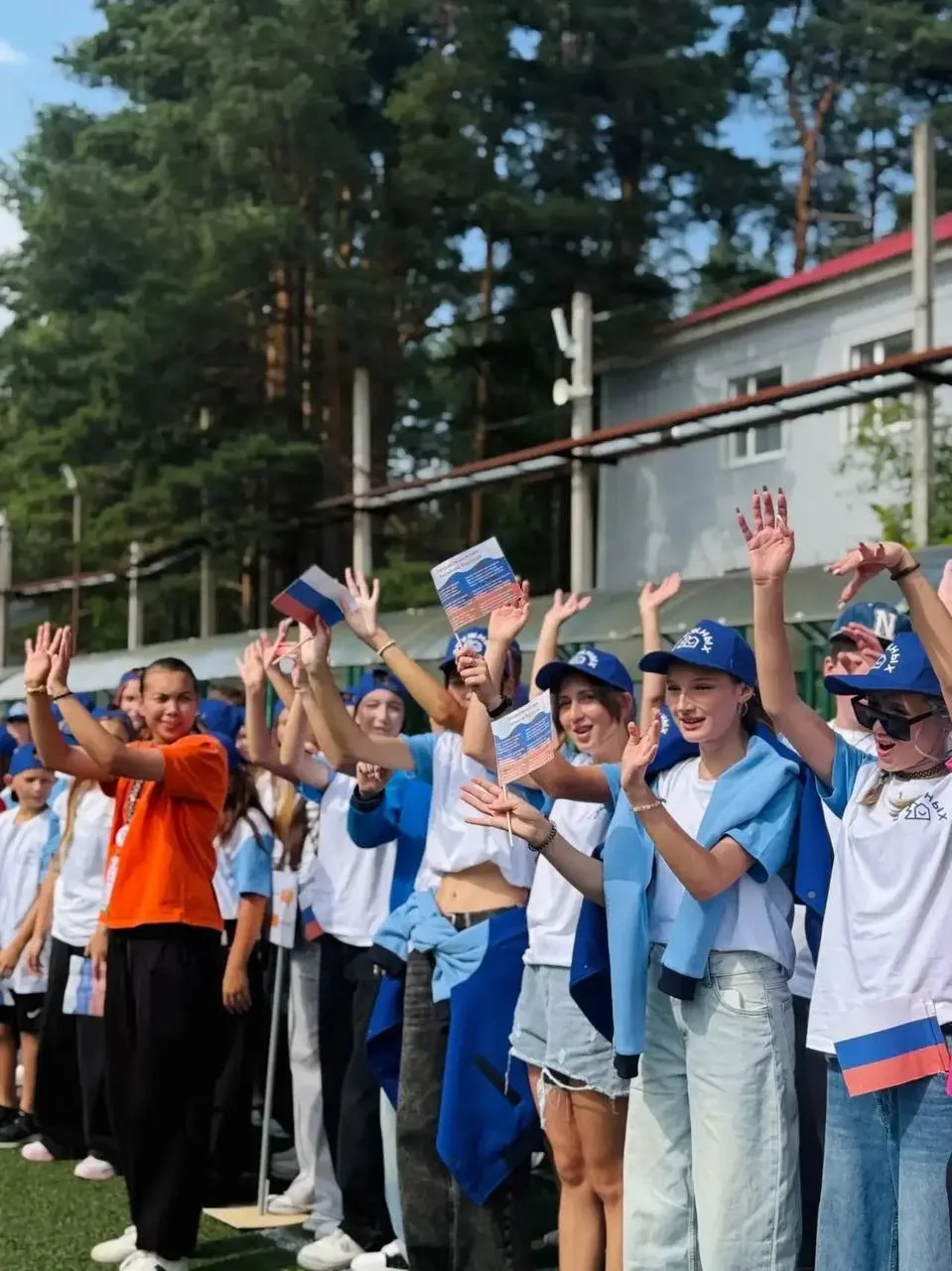 🏕️ Мариупольские школьники отправились на новую смену в лагерь «Дружных».

Для ребят началась насыщ