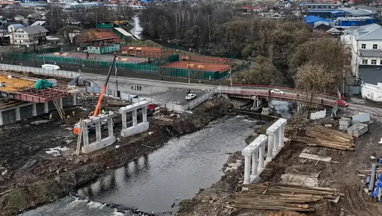🚀 В микрорайоне Пироговский продолжается строительство нового моста через реку Клязьму