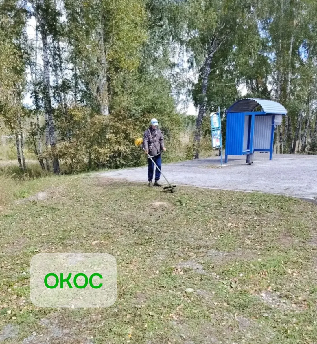 Работник по благоустройству Сергей Александрович продолжает ежедневную работу по поддер...