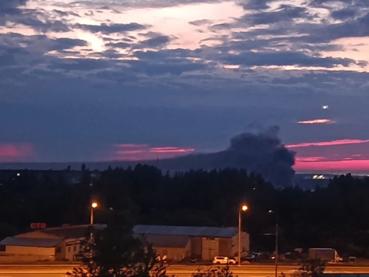 В деревне Пески горел свинарник. Но тушили покрышки