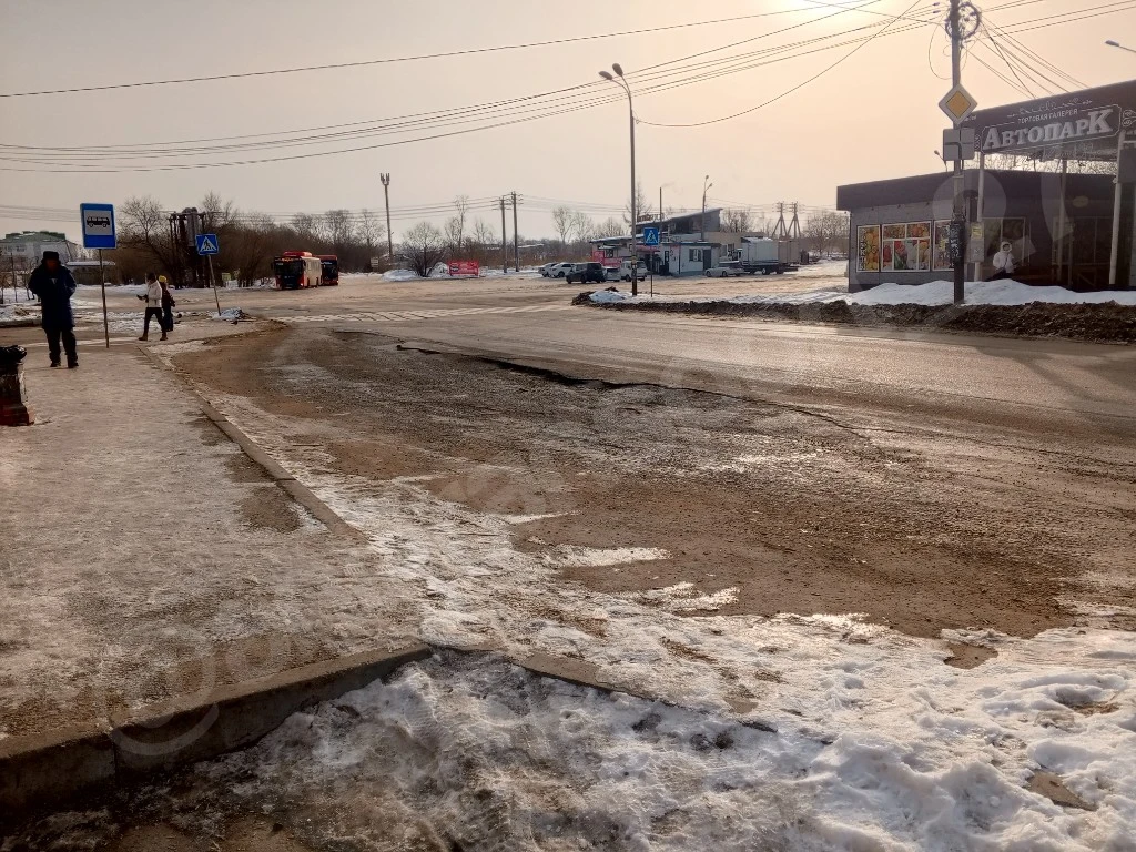 Сезон весенних провалов стартует в Хабаровске.