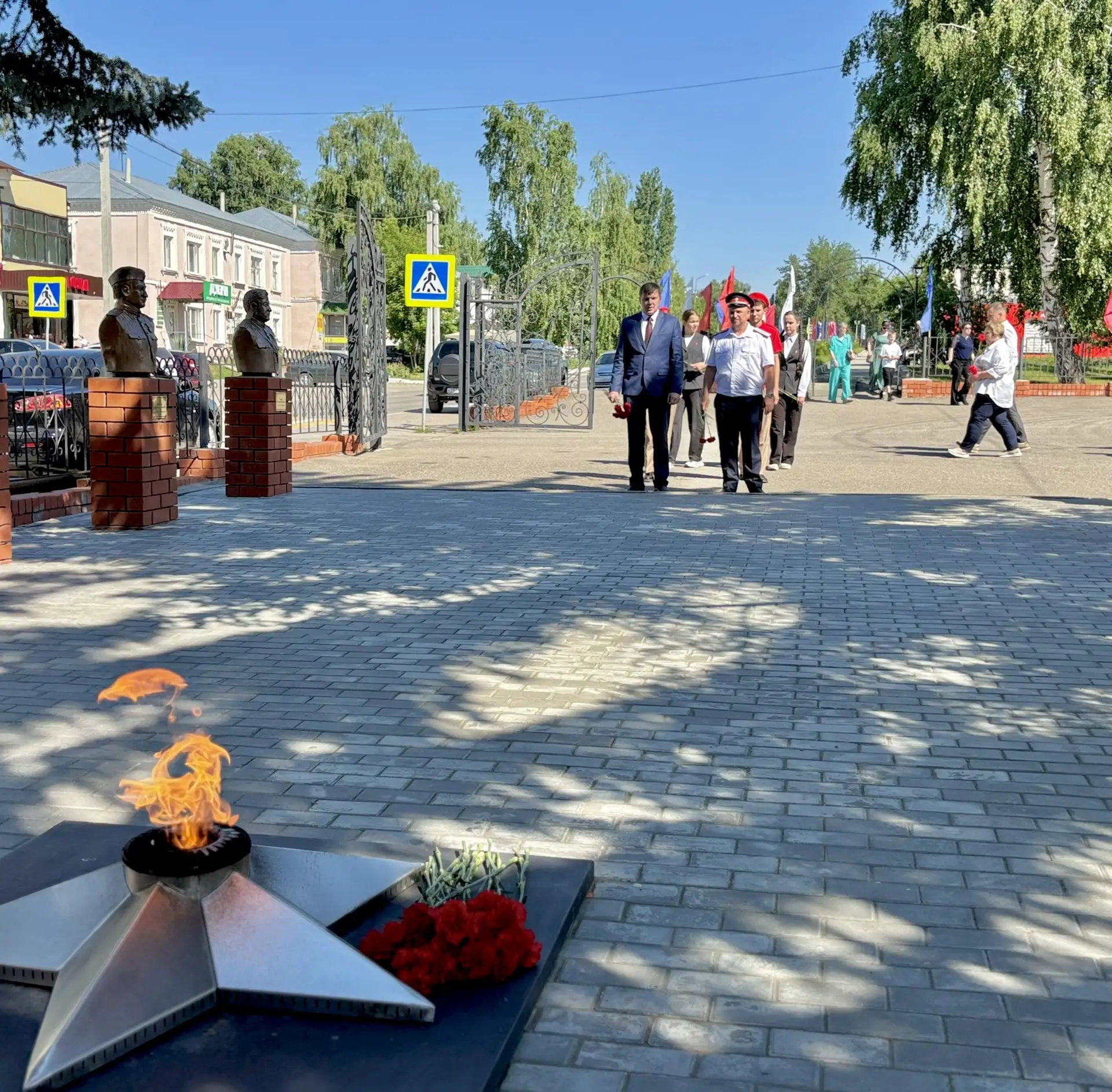 🇷🇺 В преддверии Дня России в Базарном Карабулаке возложили цветы к Вечному Огню

Глава района Андр