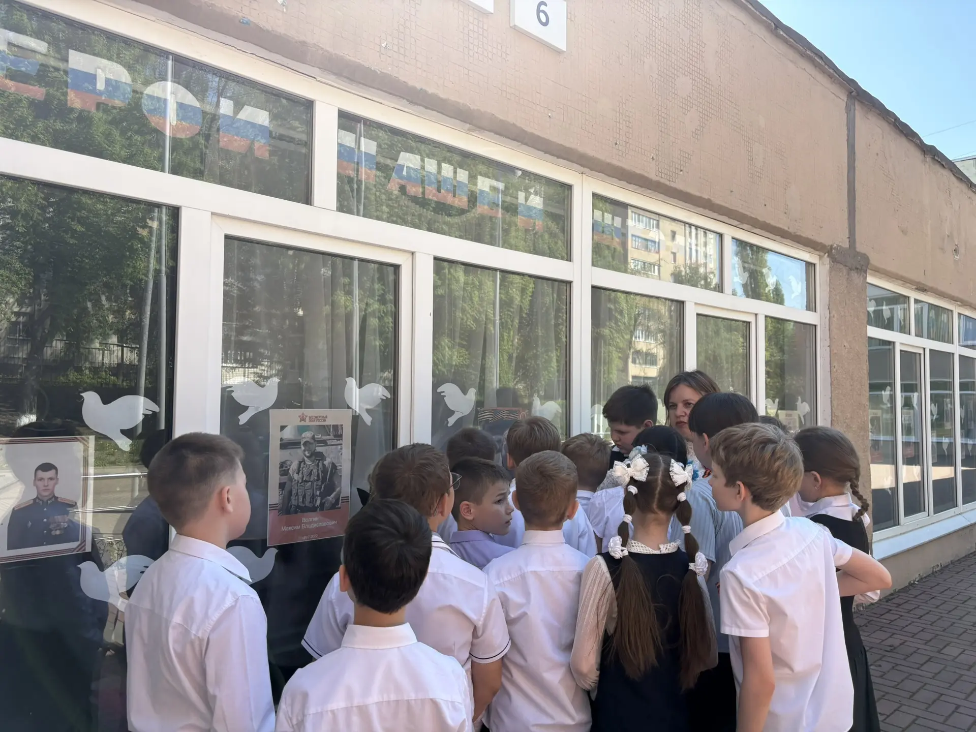Сегодня ученики 7Б, 7В, 3В и 4Г классов приняли участие в памятном митинге у Парты памяти.  Ребята в