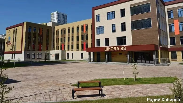В Уфе завершили строительство новой школы на 1225 мест возле Дворца борьбы.

По информации Радия Хаб