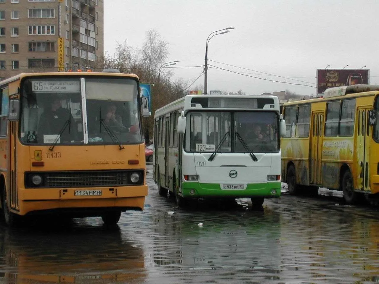 Ассорти из автобусов около метро "Водный стадион" в 2003 году. Кто помнит Икарусы, как ...