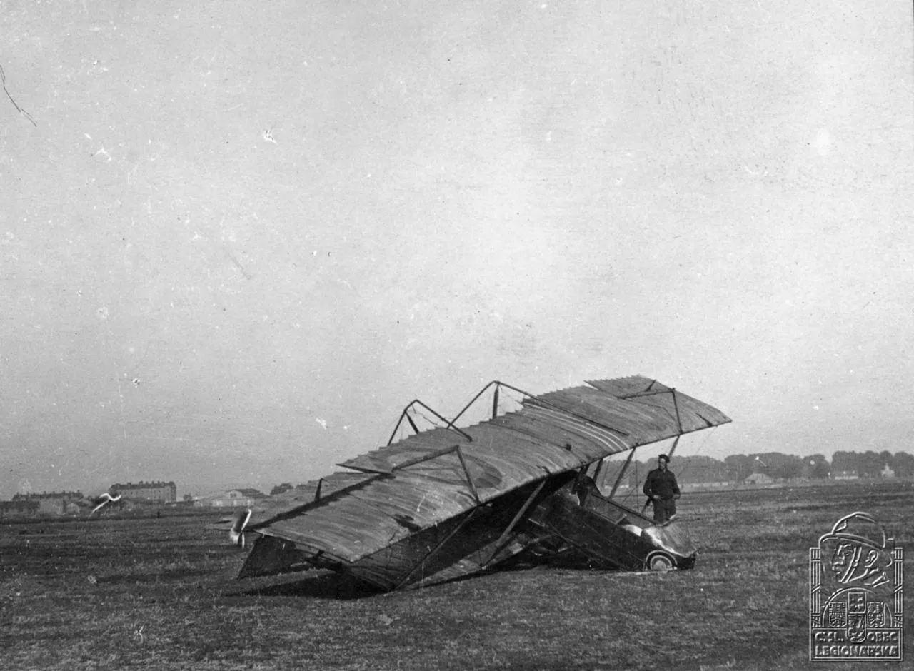 Повреждённый биплан Фарман-30 на поле в Омске, 1919