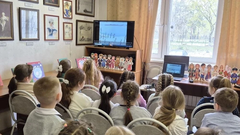Учащиеся 1И класса отправились в библиотеку на мероприятие — «Народы России». Встреча была посвящена