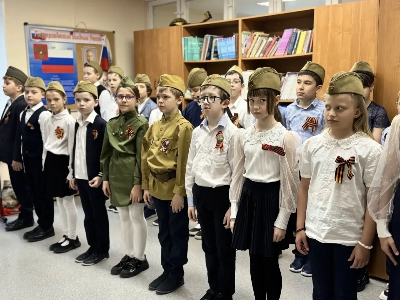 Сегодня в нашей школе прошла торжественная линейка, посвящённая Дню Победы.  В мероприятии приняли у