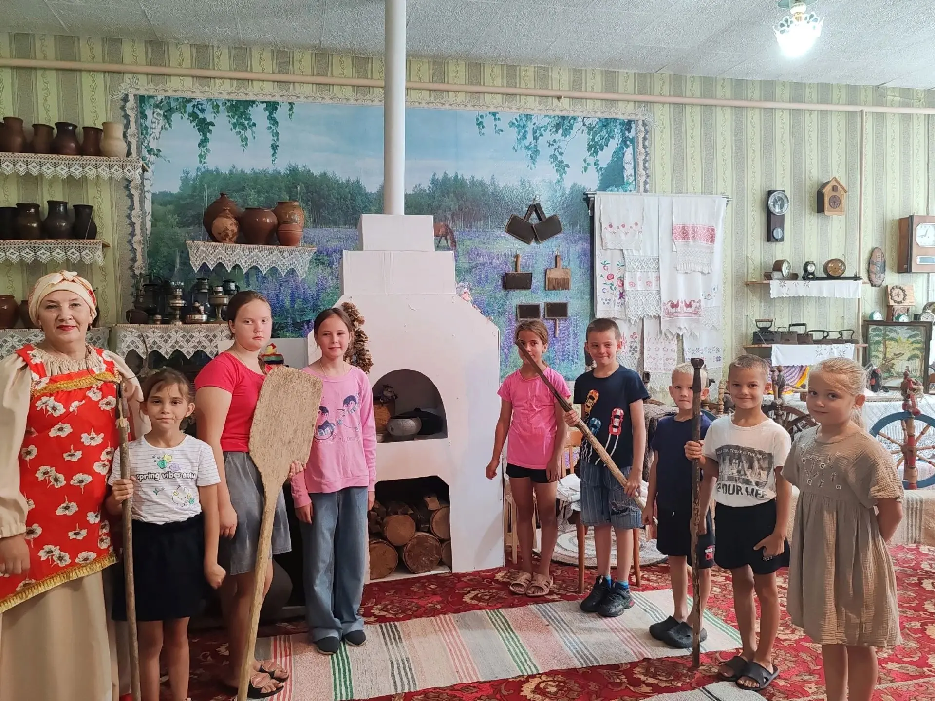 В ГОСТЯХ У РУССКОЙ ПЕЧКИ
В музейной комнате русского быта Усть-Чебулинского СДК для детей прошла поз