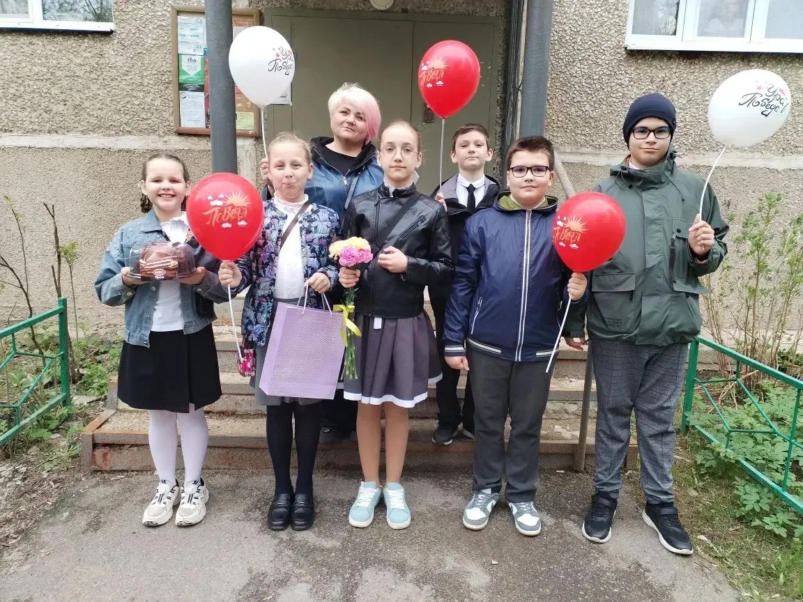 🎗️В День Победы ученики 4 «А» и 4 «Г» классов навестили труженика тыла Мурашова Петра Ивановича.  🎖️