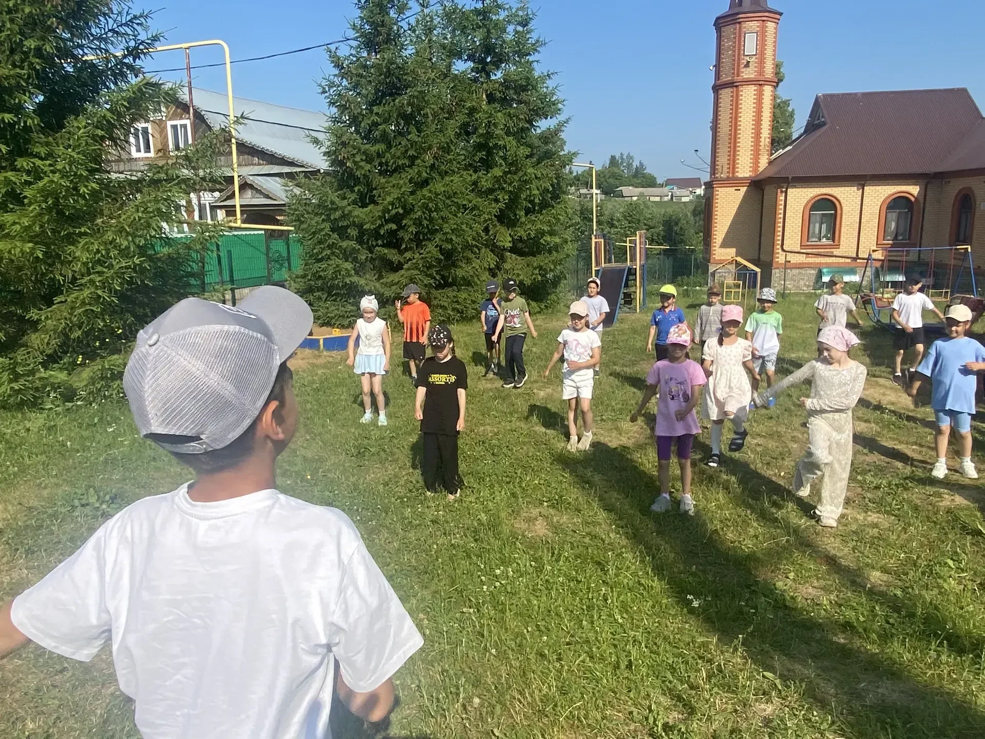 Началась новая неделя в пришкольном лагере "Ромашка". Сегодня утреннюю физзарядку ведёт Набиев Риян.
