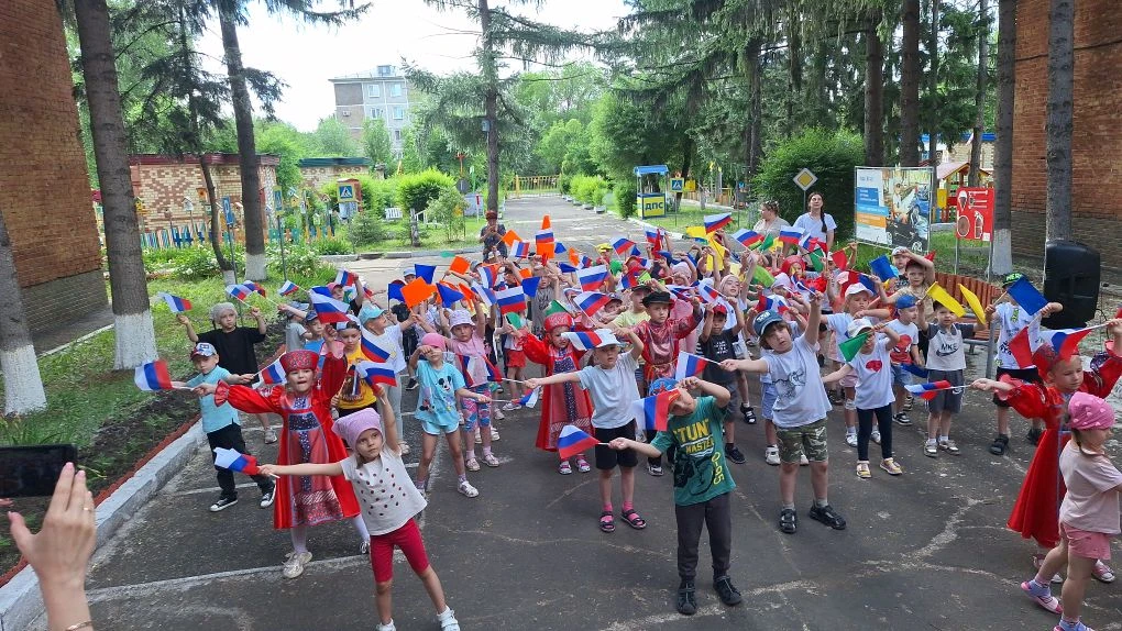🇷🇺 12 июня — ДЕНЬ РОССИИ! 🇷🇺

Нам праздники для радости даны,
Мы знаем их немало, самых разных,
