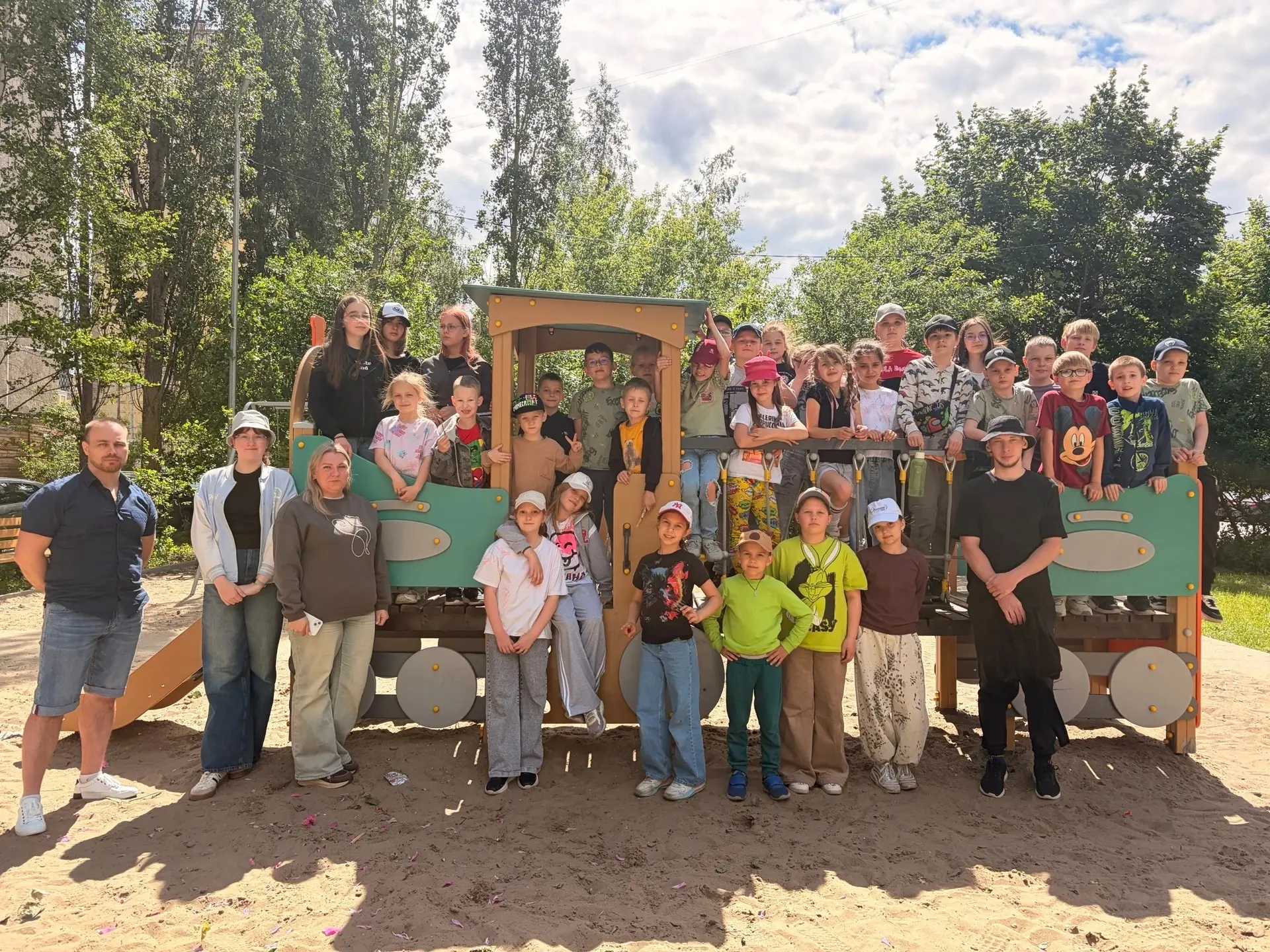 🌞 Утро в лагере началось с бодрой зарядки на свежем воздухе. Ребята зарядились энергией на весь ден