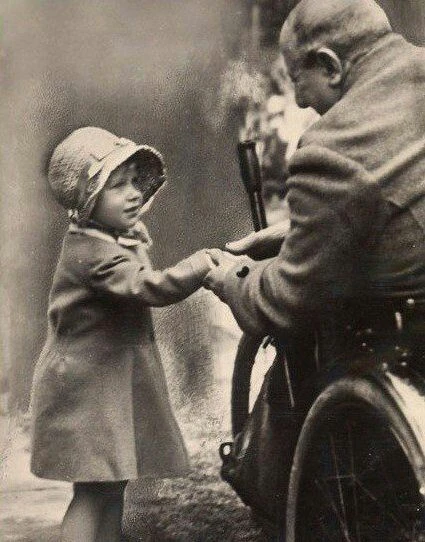 Принцесса Елизавета жмет руку ветерану Первой мировой войны, Лондон, 1929