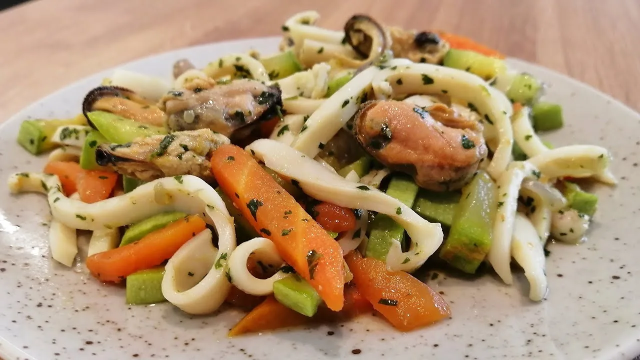 Кальмар — диетический морской продукт, который часто рекомендуют при заболеваниях желуд...