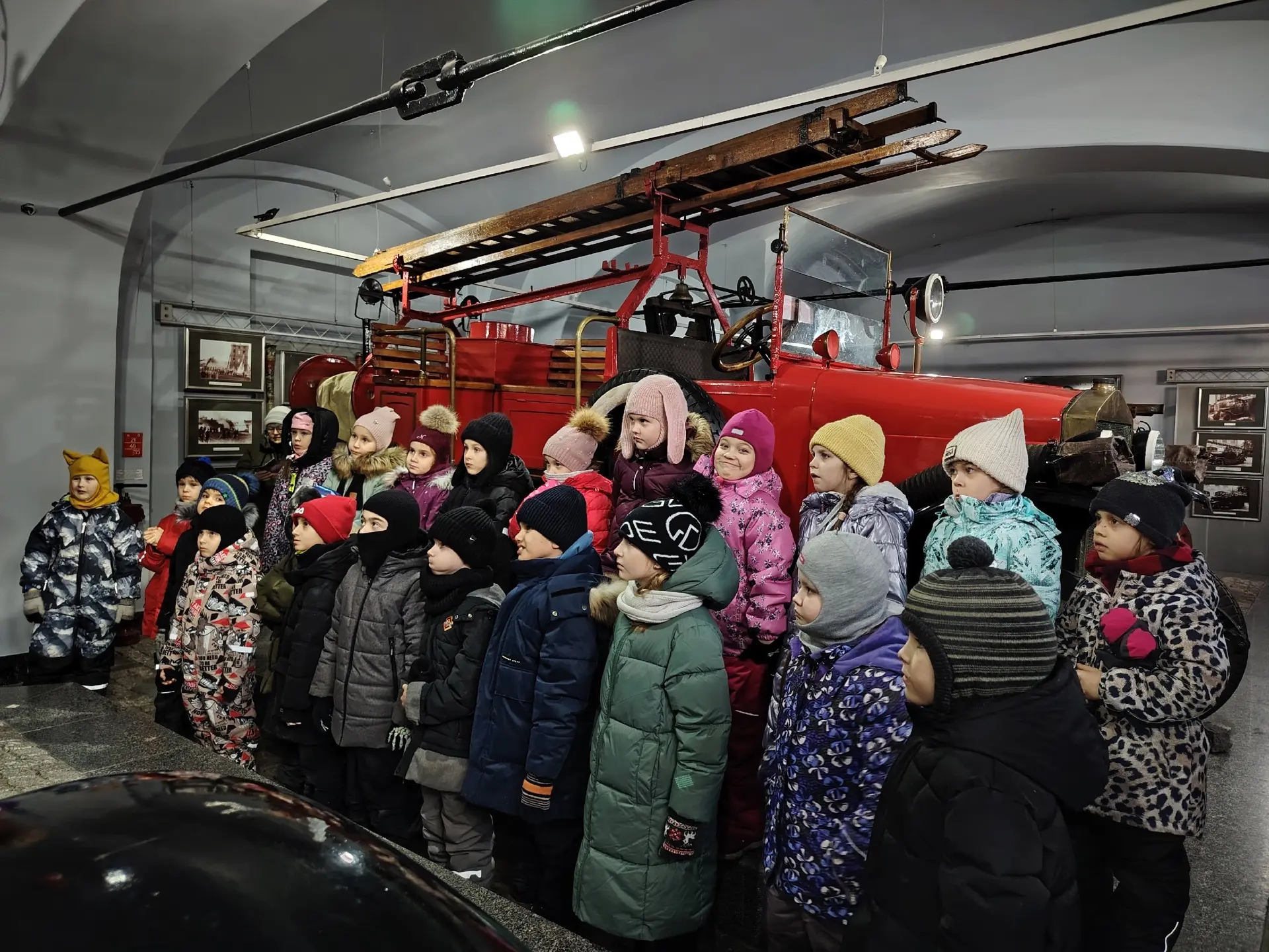Ученики 1в класса познакомились с историей пожарной охраны🚒  В феврале учащиеся первого «В» класса с
