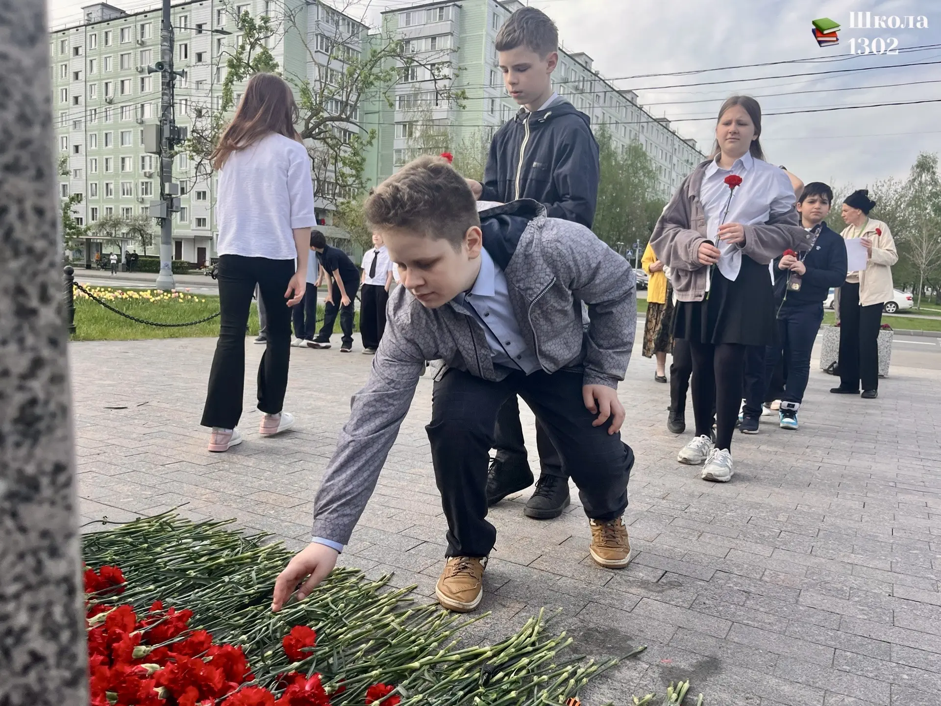 🌹 Я помню! Я горжусь!  Ученики нашей школы приняли участие в патриотической акции «Красные гвоздики»