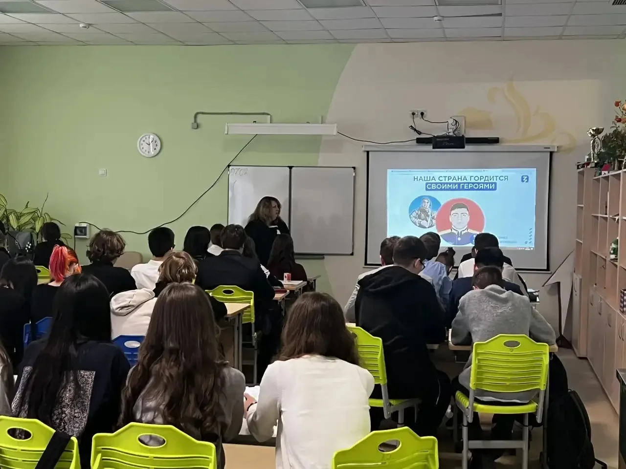 🗓️Сегодня для 8-ых классов советником по воспитанию была проведена лекция «Кто такие герои?» - форма