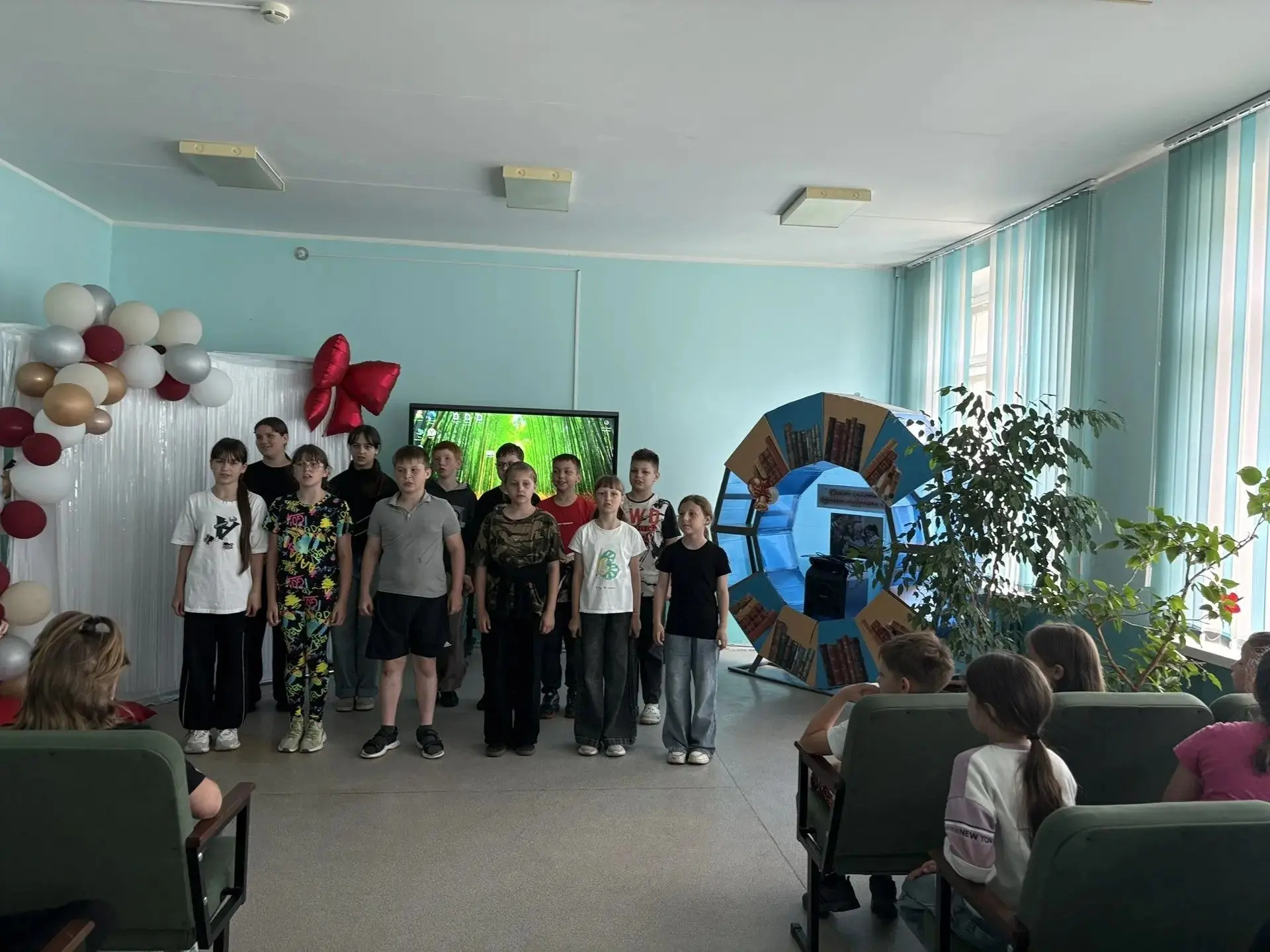 В пришкольном лагере «Радуга» состоялось открытие первой лагерной смены! ☀️
Ребята представили свои 