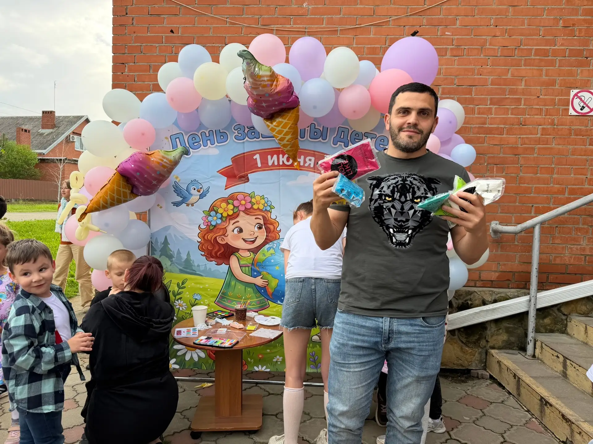 В этот чудесный День защиты детей, у стен КДЦ "Светлогорское" развернулось настоящее ца...