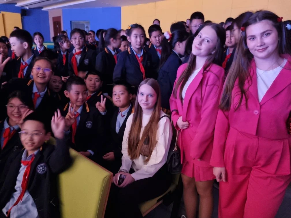 🥳 Поздравляем вокальную группу «Всплеск» нашего лицея! 🎤  Наши юные таланты вернулись с Международно