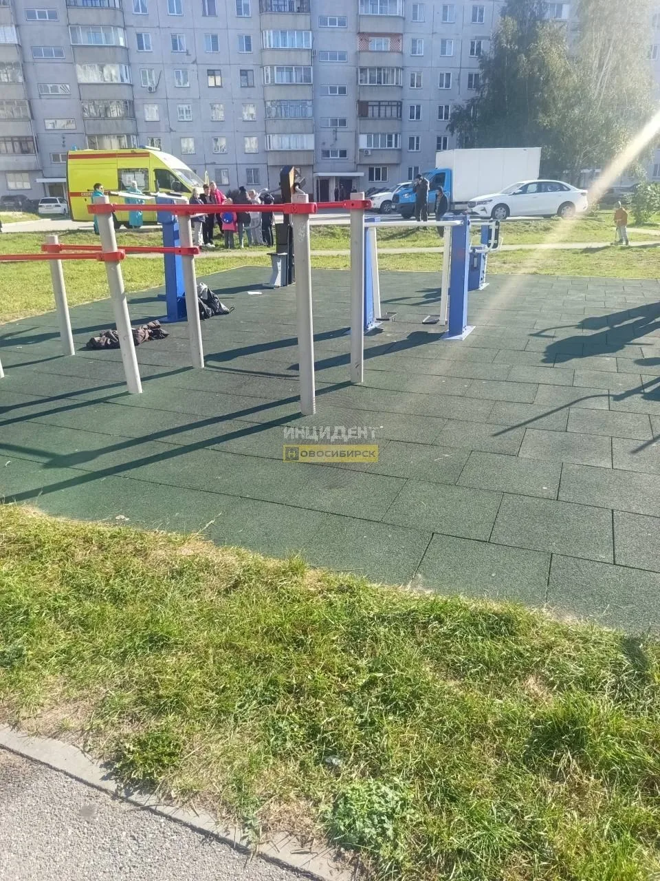 По словам нашего подписчика, сегодня днём на спортивной площадке по улице Связистов уче...