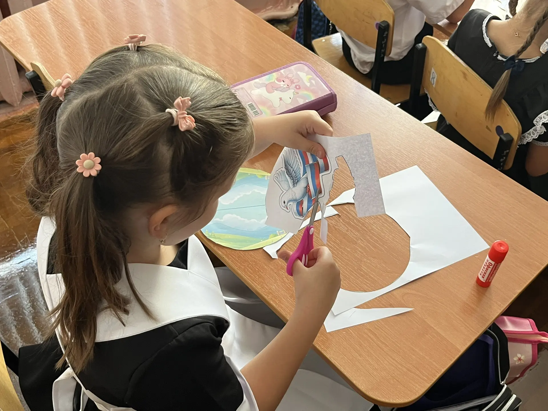 Голубь мира в руках детей 🕊️🇷🇺