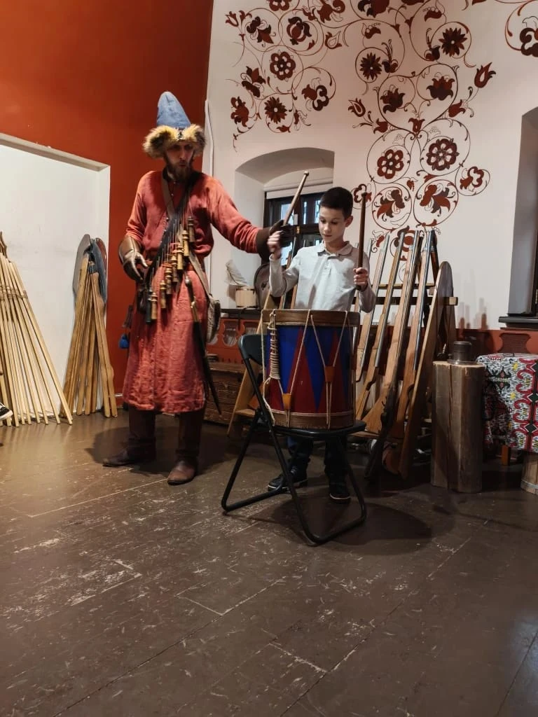 ⚔️ ХИТРОСТИ РАТНОГО ДЕЛА: ТРЕТЬЕКЛАССНИКИ ПРИМЕРИЛИ РОЛЬ СТРЕЛЬЦОВ! ⚔️
