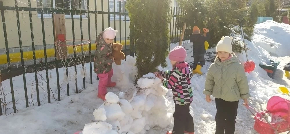 Зима закончилась, а на участке для прогулок снег ещё лежит. Из него ребята очень любят лепить интере